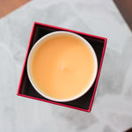 Bougie  parfumée de luxe Bona Fide - Note principale jasmin. Véritable porcelaine de Limoges, nos pots sont recyclables avec nos recharges. Nos bougies parfumées haut de gamme sont entièrement fabriquées en France.