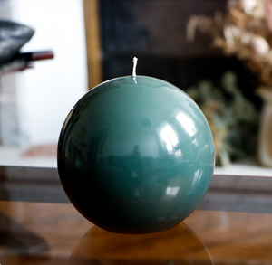 
                  
                    Pour une deco chic et design, notre grosse bougie ronde vert kaki. Collection Les Parfaites, bougies artisanales de luxe.
                  
                