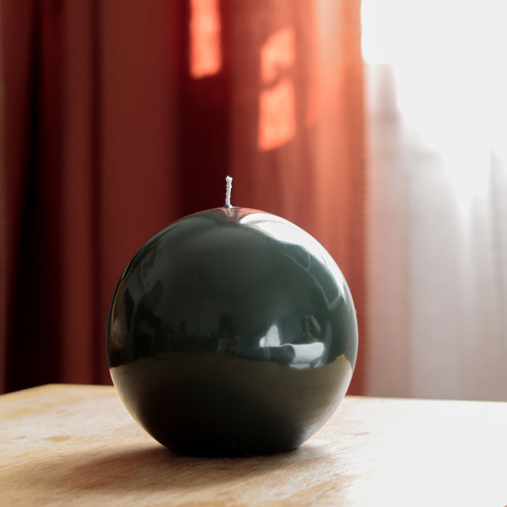 
                  
                    Pour une deco chic et design, notre grosse bougie ronde vert kaki. Collection Les Parfaites, bougies artisanales de luxe.
                  
                