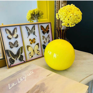 
                  
                    Pour une deco chic et design, notre grosse bougie ronde jaune. Collection Les Parfaites, bougies rondes artisanales de luxe.
                  
                